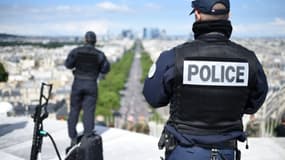 Des policiers sur l'Arc de Triomphe pour le défilé du 14 Juillet 2016 à Paris