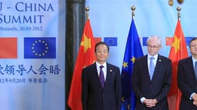 De gauche à droite, le Premier ministre Wen Jiabao, le président du Conseil européen Herman Van Rompuy et le président de la Commission européenne José Manuel Barroso à Bruxelles à l'occasion d'un sommet UE-Chine. La CE a annoncé la signature avec la Chin