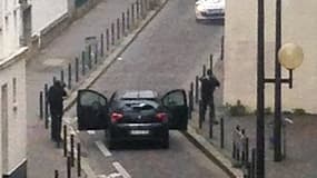 Les auteurs de l'attaque contre Charlie Hebdo à Paris, armés de kalachnikov, le 7 janvier 2015.