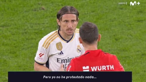 Luka Modric avec l'arbitre Cuadra Fernandez lors de Cadix-Real Madrid, le 26 novembre 2023.