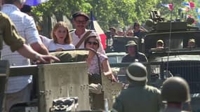 À Paris, un défilé en costumes pour célébrer les 75 ans de la libération