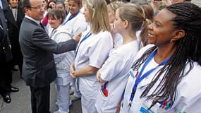 François Hollande à l'hôpital du Kremlin Bicetre. Le président a remobilisé vendredi dans la lutte contre le sida, à la veille de la journée mondiale contre un virus qui touche 34 millions de personnes dans le monde, dont 140.000 en France. /Photo prise l