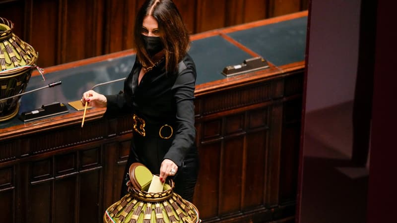 La sénatrice Daniela Santanche dépose son bulletin de vote au Parlement italien lors d'une session de vote pour l'élection d'un nouveau président, à Rome, le 25 janvier 2022.