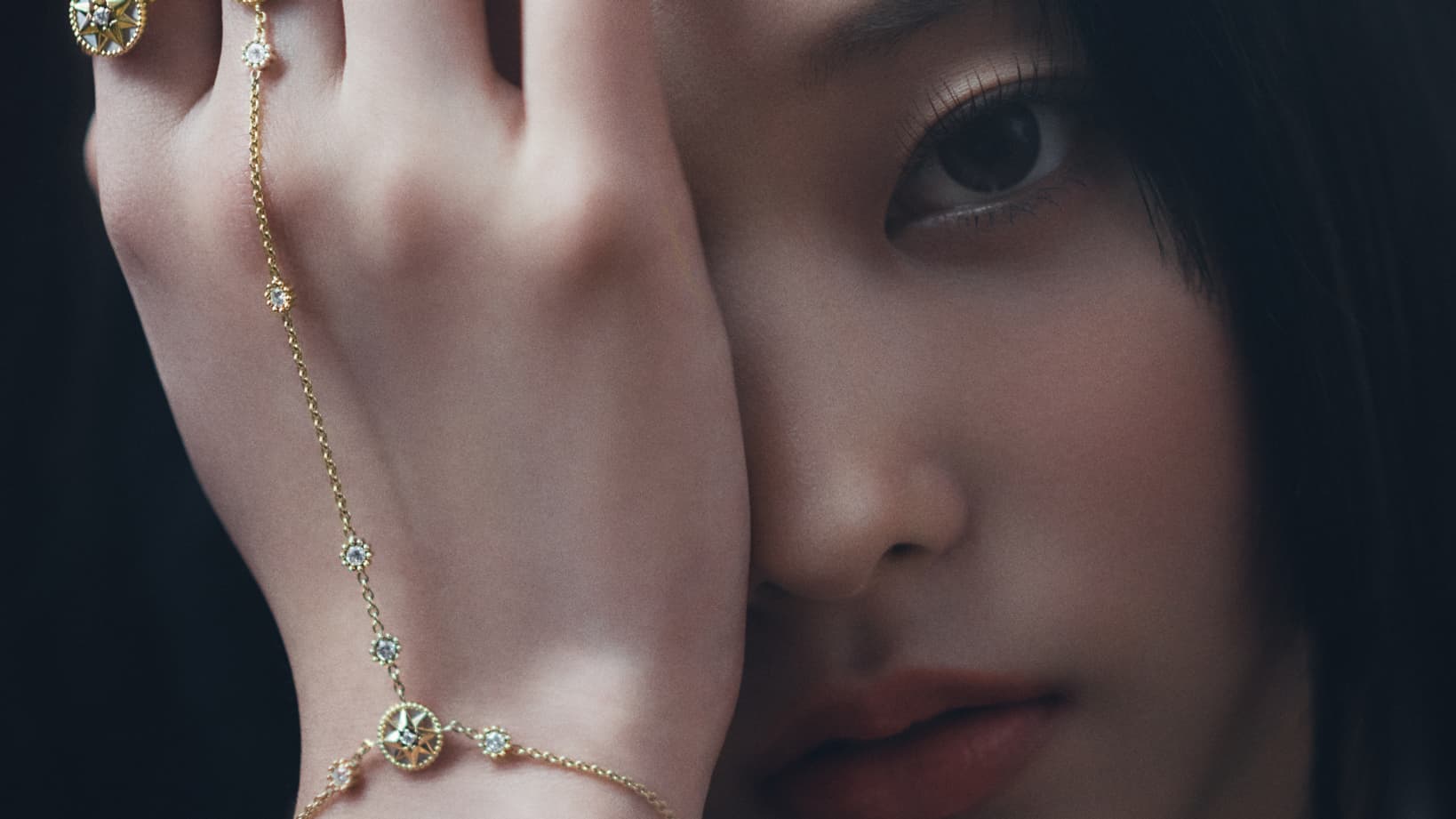Haerin, nouvelle ambassadrice de Dior. Haerin, nouvelle ambassadrice de Dior.