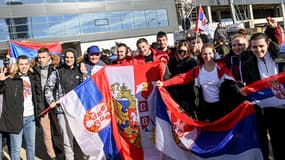 Les fans de Novak Djokovic se sont massés devant l'entrée de l'aéroport de Belgrade