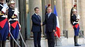 Nicolas Sarkozy accueille à l'Elysée Moustafa Abdeljeïl, chef du Conseil national de transition. Les pays de la coalition internationale anti-Kadhafi, dont la France, auront des officiers de liaison auprès du CNT, a dit mercredi le porte-parole du gouvern