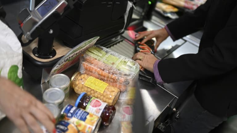 A la caisse du supermarché à Septemes-les Vallons près de Marseille, le 3 novembre 2022
