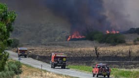 Les pompiers interviennent sur un incendie de forêt près de Bizanet, dans le sud de la France, le 30 juin 2025.
