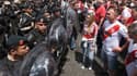 Des supporters de River Plate face à la police