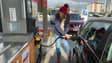 Un automobiliste faisant le plein de carburant à Toulouse le 24 janvier 2023