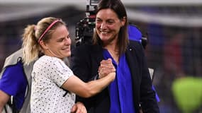 Corinne Diacre, la sélectionneuse des Bleues, avec Eugénie Le Sommer