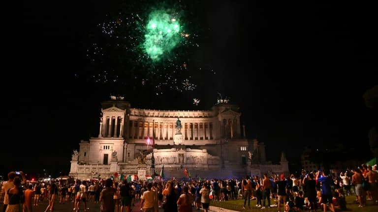 Des supporters italiens célèbrent à Rome le sacre européen de leur équipe le 11 juillet 2021