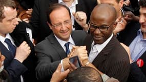 De Vaulx-en-Velin, près de Lyon, à Aulnay-sous-Bois en passant par Trappes, Aubervilliers et Clichy-sous-Bois, en région parisienne, le candidat PS François Hollande, ici aux Ulis, a passé 48 heures à écouter les doléances de zones défavorisées qu'il rech