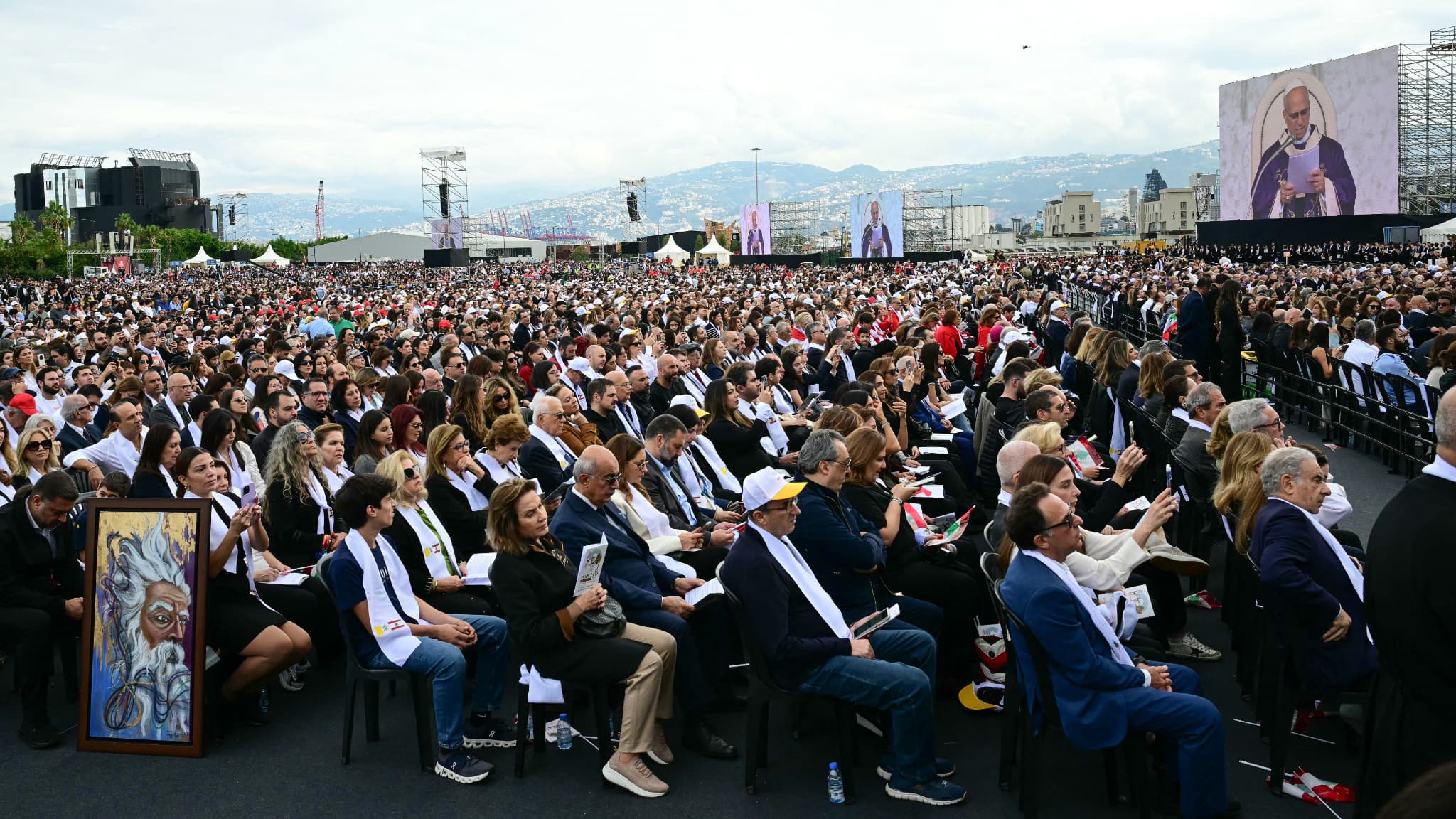Des fidèles libanais assistent à une messe célébrée par le pape Léon XIV sur le front de mer de Beyrouth (Liban), le 2 décembre 2025.