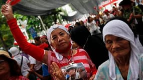 Manifestants antigouvernementaux, lundi à Bangkok. Nattawut Saikua, chef de file des "chemises rouges" qui réclament le départ du Premier ministre thaïlandais et la convocation d'élections anticipées, a annoncé mardi être d'accord pour l'ouverture de négo