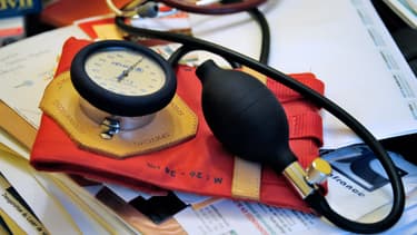 Un tensiomètre dans le cabinet d'un médecin (photo d'illustration)