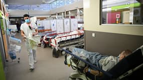 Un patient attend sur un brancard aux urgences de l'hôpital de Strasbourg le 29 décembre 2022 (illustration)