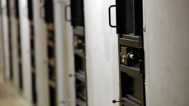 Un détenu de 21 ans se suicide à Nice.