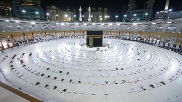 Des pèlerins prient avec distanciation à La Mecque, au premier jour du ramadan le 13 avril 2021.