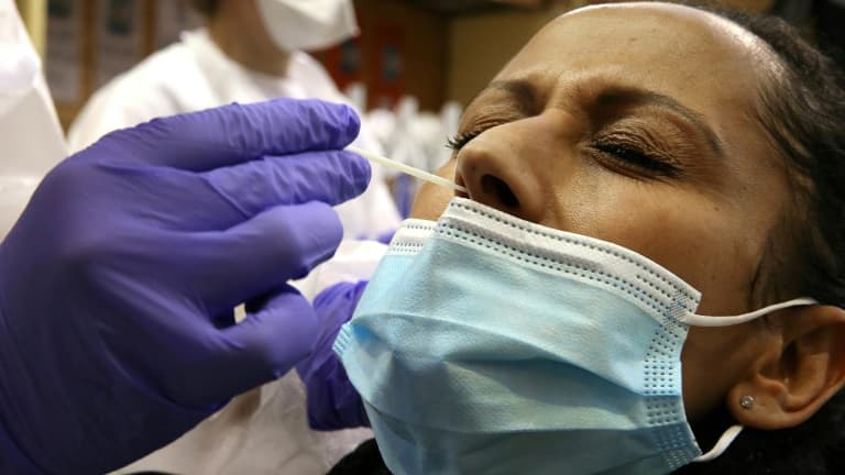 Une femme passe le test de dépistage du Covid-19, le 17 décembre 2020, dans un gymnase à Vrigne-aux-Bois. (PHOTO D'ILLUSTRATION)