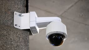 Une caméra de surveillance est photographiée aux Ateliers des Capucins à Brest, dans l'ouest de la France.