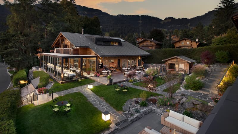 L’hôtel des Mazots, situé à Villars-sur-Ollon en Suisse romande, incarne une expérience unique où le luxe se mêle à l'authenticité.