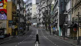 Un civil traverse une rue de Kiev sous couvre-feu, le 27 février 2022