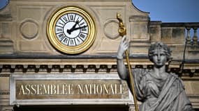 Cette photographie prise le 24 janvier 2024 montre l'horloge à l'entrée de l'Assemblée nationale française à Paris, vue de la place du Palais Bourbon.