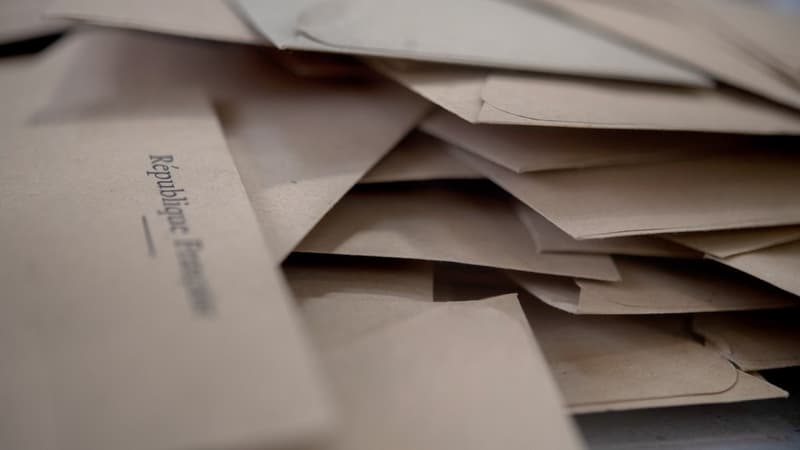 Des enveloppes dans une urne lors du second tour des législatives à Carhaix-Plouguer ce dimanche.