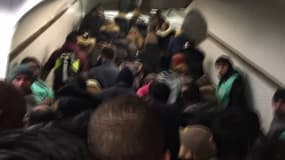 "Ne poussez pas !" L'agacement des usagers dans les couloirs bondés du métro à Paris