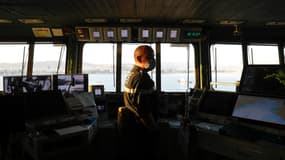 Un membre de la Marine nationale à bord du porte-avions Charles de Gaulle, au large de la Grèce, le 24 mars 2022.