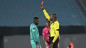 L'arbitre colombien Jhon Hinestroza expulse le gardien d'Independiente Wellington Ramirez 
