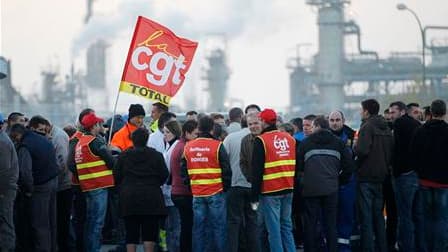 Manifestation de salariés de la raffinerie de Donges, près de Nantes. La journée test de mercredi a montré un essoufflement des grèves contre la réforme des retraites, à l'exception du secteur des raffineries, où le mouvement se durcit et fait craindre un