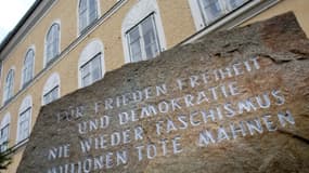 Une pierre commémorative à l'extérieur de la maison natale d'Hitler, à Braunau am Inn, en Autriche