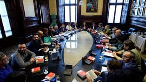 Le président du Parlement catalan, Carme Forcadell (au centre), assiste à une réunion avec le Parlement catalan à Barcelone le 23 octobre 2017.