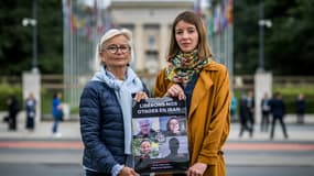 Sylvie Arnaud, mère de Louis Arnaud (G) et Noemie Kohler, soeur de Cécile Kohler (D), deux proches de Français détenus en Iran, posent devant les bureaux des Nations Unies à Genève, le 27 mai 2024.