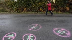 Manifestation contre le futur aéroport Notre-Dame-des-Landes. Jean-Marc Ayrault assure une nouvelle fois que le projet d'aéroport en Loire-Atlantique sera mené à son terme, dans une interview à paraître jeudi dans Paris Match. /Photo prise le 17 novembre