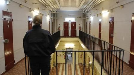 Le ministre français de la Justice, Michel Mercier, est accusé de faire preuve de "duplicité" dans la question des prisons surpeuplées. Le Syndicat de la magistrature (SM, classé à gauche) lui reproche d'avoir contraint un procureur à revenir sur une susp