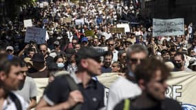 Des participants à la manifestation anti-pass sanitaire à Nantes le samedi 14 août 2021.