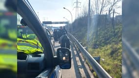 Un homme en fauteuil roulant se retrouve sur l'autoroute A15, ce lundi 6 mars 2023.