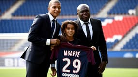 Kylian Mbappé avec son frère et son père lors de sa signature au PSG
