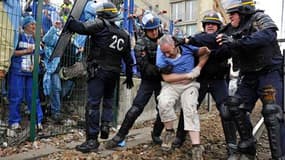La police a évacué par la force environ 2.500 infirmiers anesthésistes qui bloquaient les voies de la gare Montparnasse, à Paris, afin d'obtenir d'être reçus par la ministre de la Santé. Les anesthésistes protestent depuis plus de deux mois contre un prot