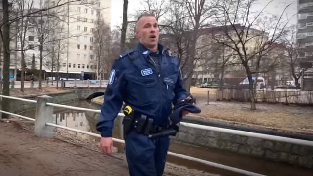 Confinement: l'incroyable succès de la vidéo d'un policier finlandais... ténor d'opéra