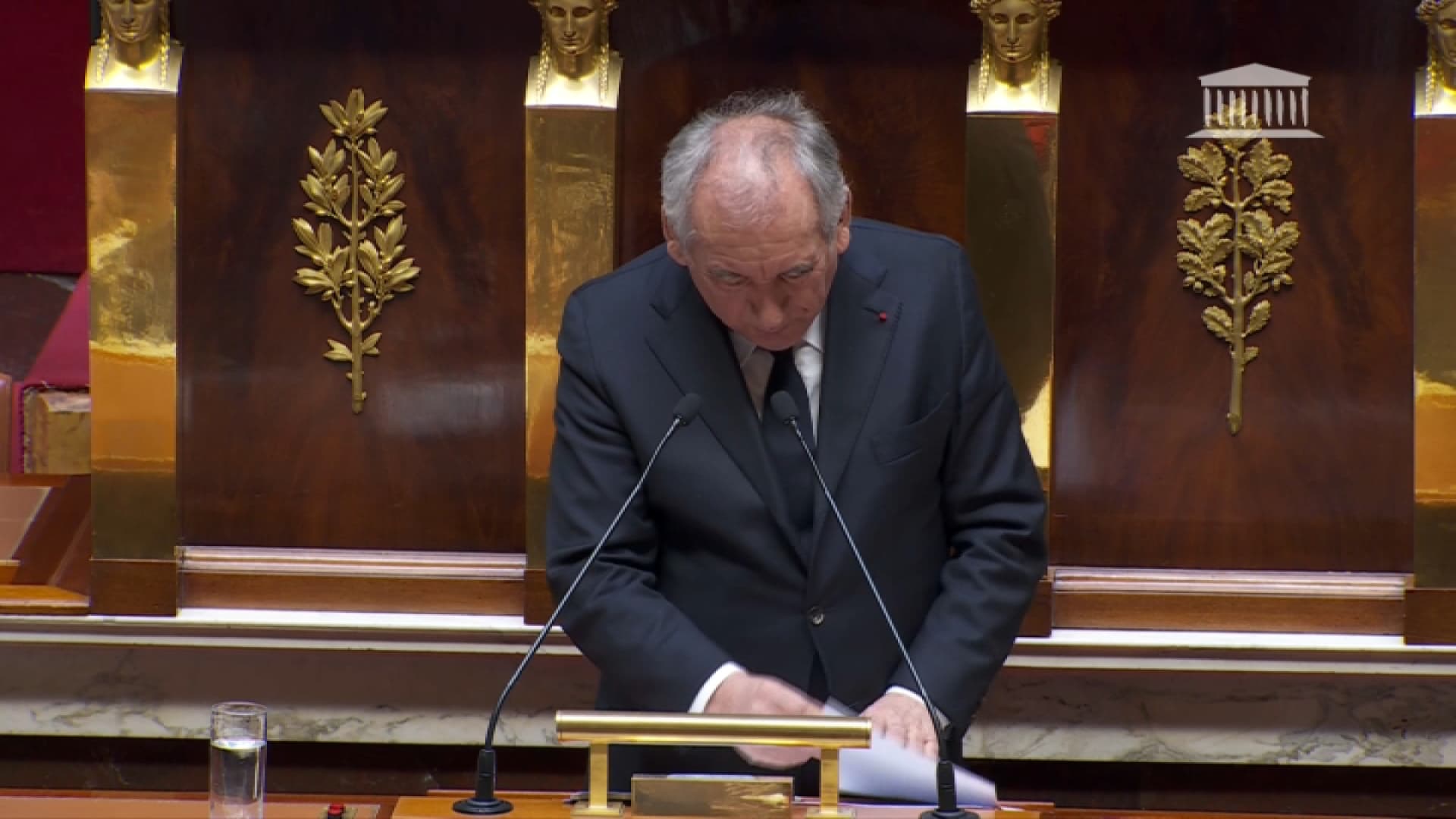 Bayrou perdu dans ses fiches lors de son discours le 14 janvier 2025