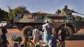 Militaires français dans les rues de Konobougou, entre Bamako et Ségou. Six Français sur dix font confiance à François Hollande pour mener l'intervention militaire au Mali, qui a commencé il y a une semaine, selon un sondage BVA. /Photo prise le 17 janvie