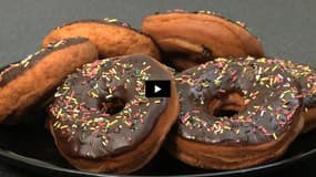 Donuts au chocolat et vermicelles, délicieux (Vidéo)