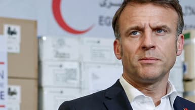 Le président français Emmanuel Macron lors d'une visite dans les entrepôts du Croissant-Rouge égyptien stockant de l'aide pour Gaza, dans la ville frontalière égyptienne d'El-Arish, en Égypte, le 8 avril 2025.