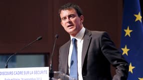 Manuel Valls veut montrer sa fermeté sur les sans-papiers.
