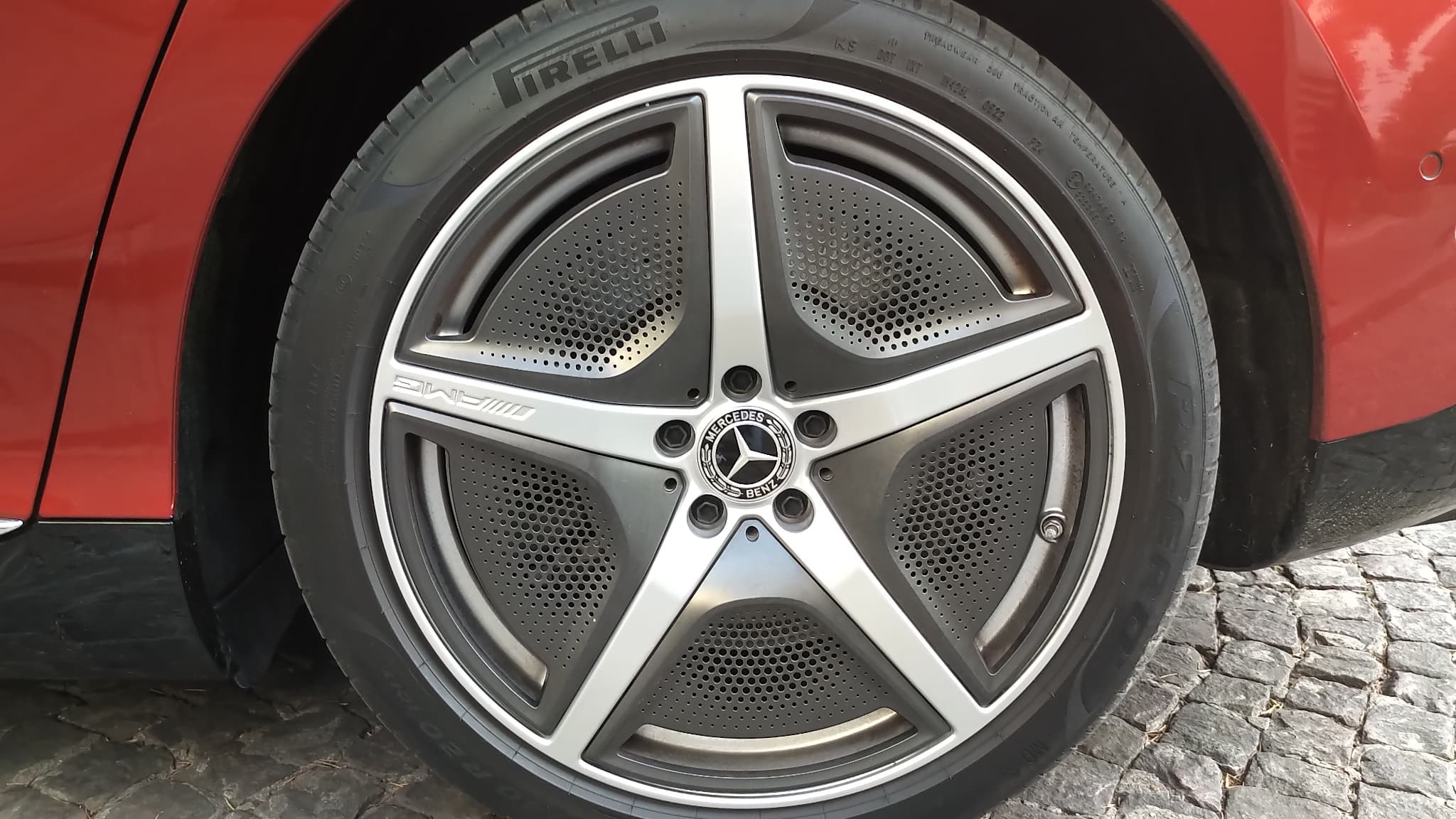 Les roues de l'EQE, impressionnantes, sont situées aux extrémités de la caisse, accentuant encore l'impression d'une "grande" voiture. Les roues de l'EQE, impressionnantes, sont situées aux extrémités de la caisse, accentuant encore l'impression d'une "grande" voiture.