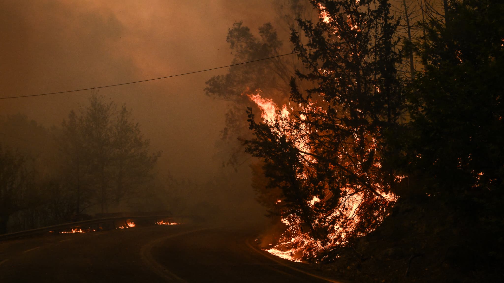 Un incendie consumant la végétation à Varnavas, au nord d'Athènes, le dimanche 11 août 2024.
